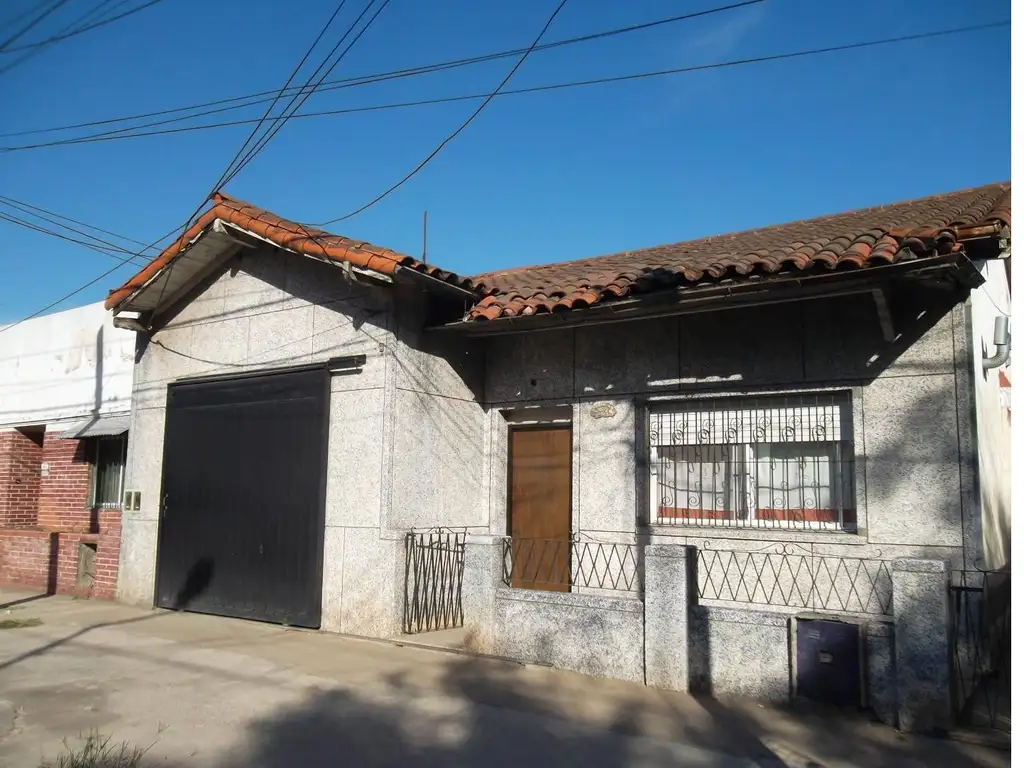 VENTA DE CASA  CUATRO AMB. SOBRE LOTE PROPIO, ZONA JOSE LEON