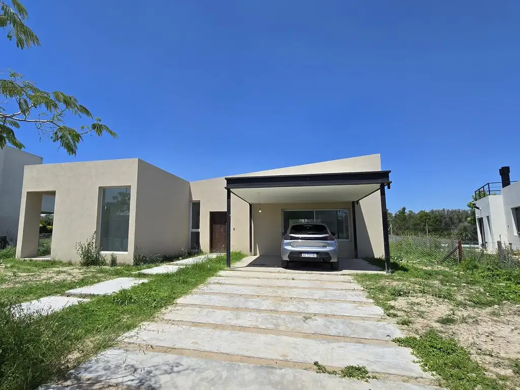 CASA DE 5 AMBIENTES A ESTRENAR CON JARDIN EN BARRIO ACACIAS, PUERTOS DEL LAGO, ESCOBAR. VENTA, ALQUI