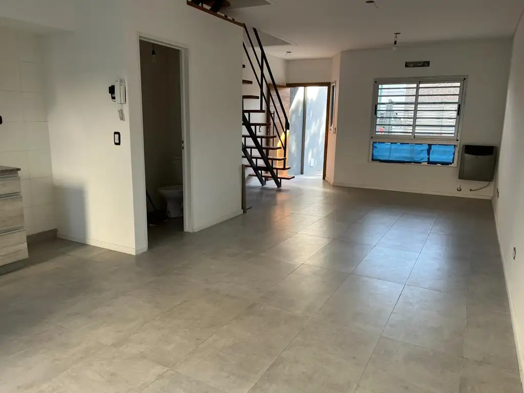 Duplex 2 plantas con 3 dormitorios cochera y jardin