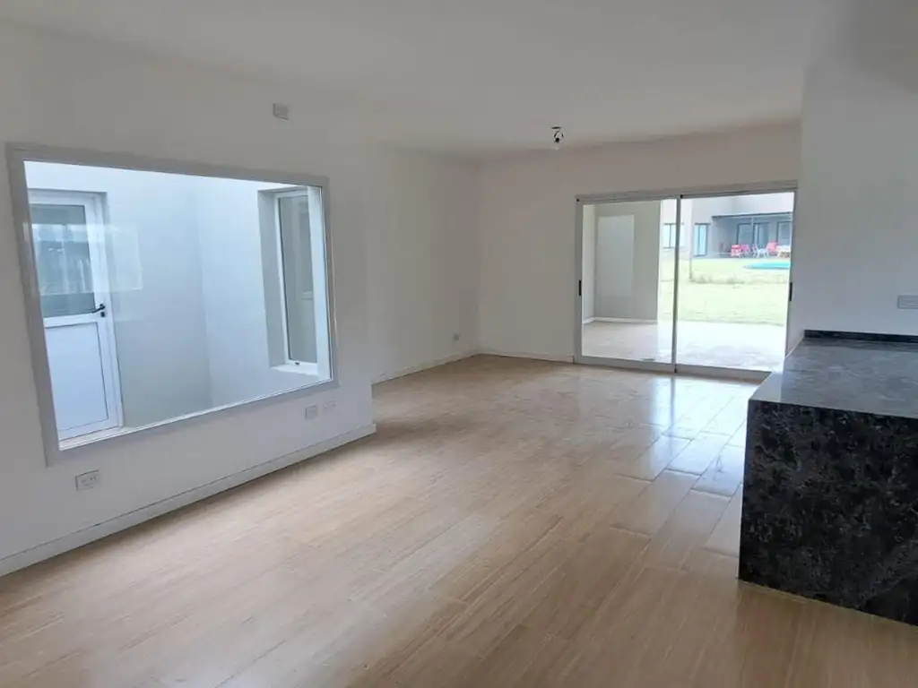 Venta casa 4 ambientes en Santa Lucía, Pilar del Este