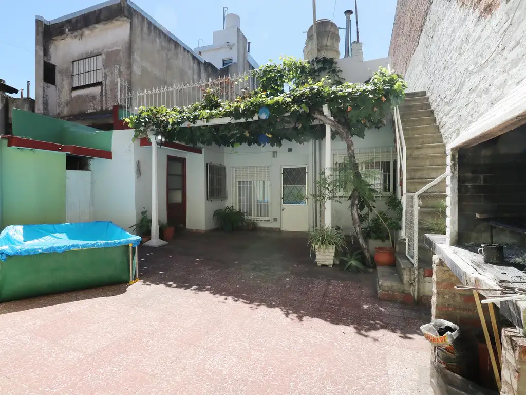 VENTA CASA  DE 4 AMBIENTES  EN JOSE INGENIEROS - PATIO - PARRILLA - LOCAL - PERMUTA - APTO CREDITO