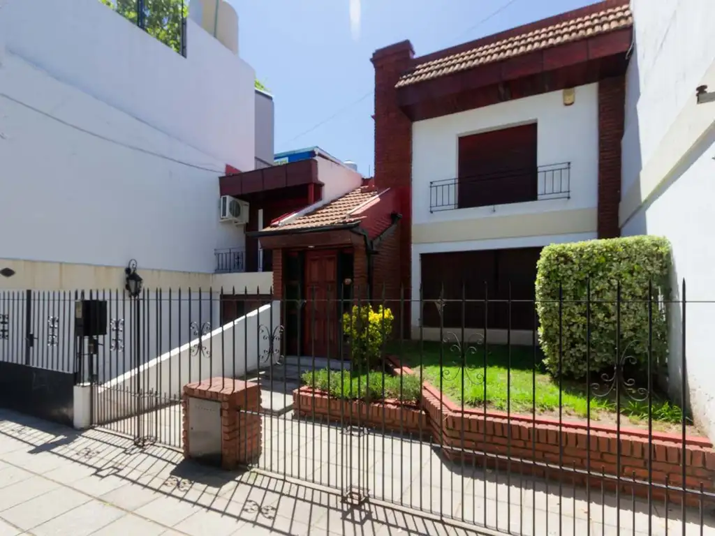 VENTA CASA 5 AMBIENTES, COCHERA Y JARDIN. BANFIELD