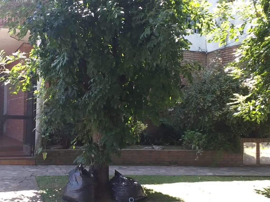 MAGNIFICO PH EN PLANTA BAJA CON GARAGEN EN BARRIO PARQUE DE BERNAL.