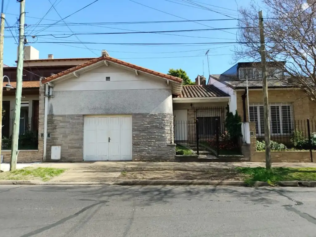 Casa en venta, 3 ambientes, con garage para dos autos en Oli