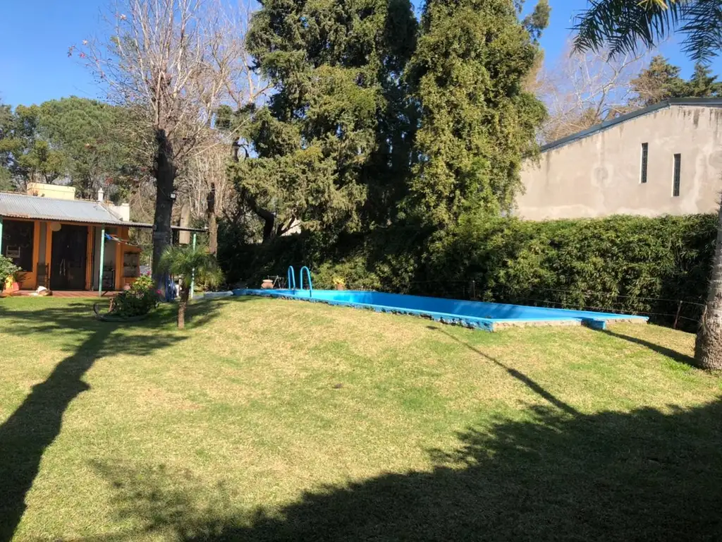 CHALET EN VENTA CON GRAN PARQUE Y PILETA.