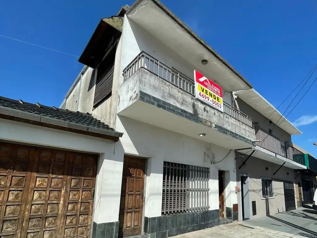 LOTE PROPIO - CASA EN DOS PLANTAS - TERRAZA - COCHERA PARA DOS AUTOS