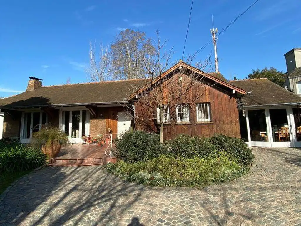 CASA A LA VENTA DE 4 AMBIENTES EN EL CORTIJO