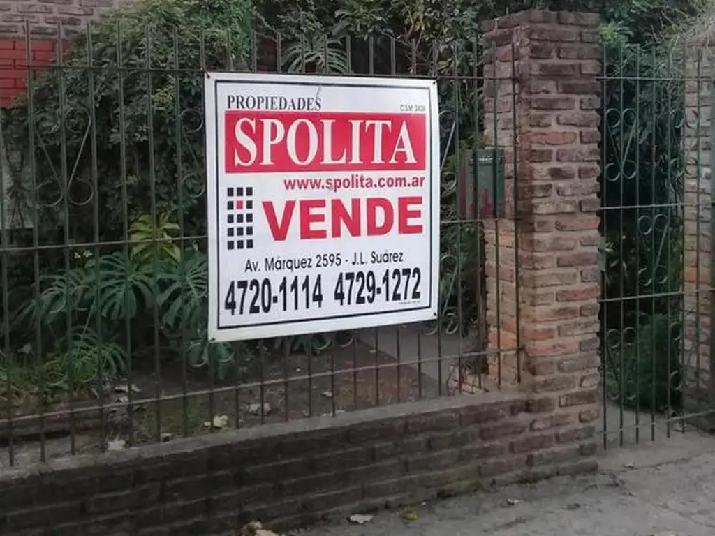 EXCELENTE CASA AMERICANA SOBRE AMPLIO LOTE.