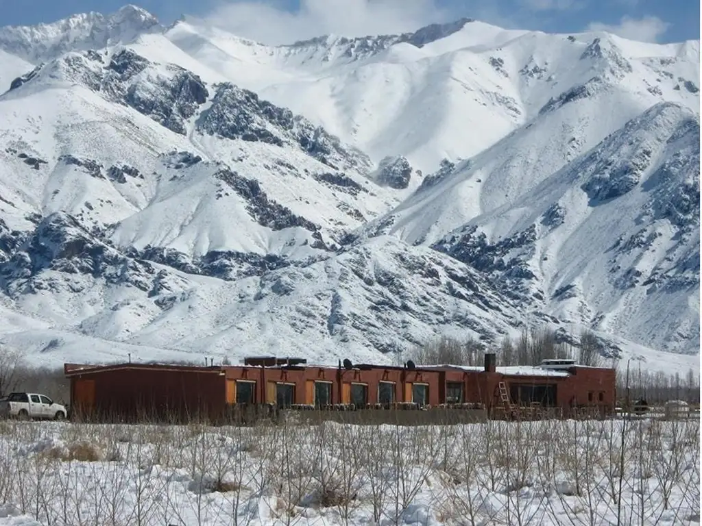 Hotel  en Mendoza sobre el Valle de Uspallata