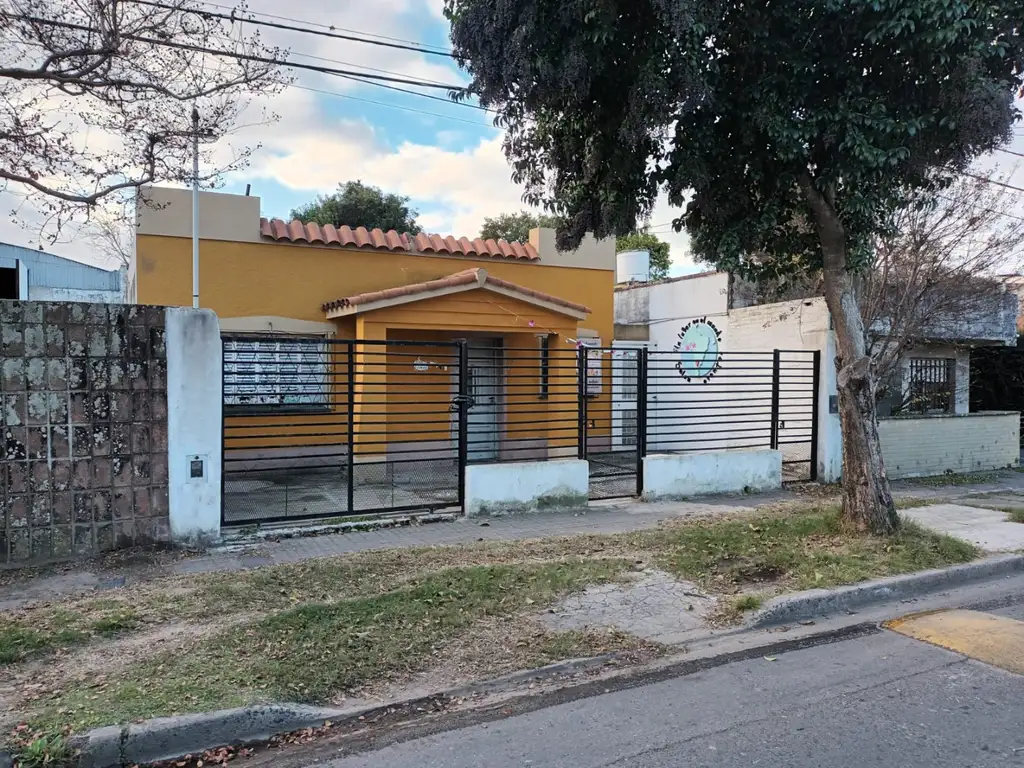 SE VENDE JUNTO O SEPARADO CASA Y SALON DE EVENTO