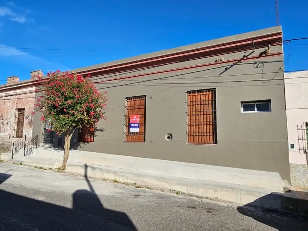 Casa antigua remodelada, dos dormitorios y dos baños completos, jardin ! Guemes y Urquiza