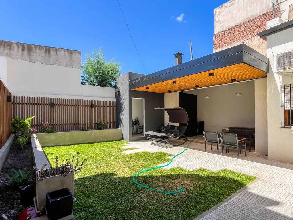 CASA EN VENTA EN LA PLATA CON PARQUE