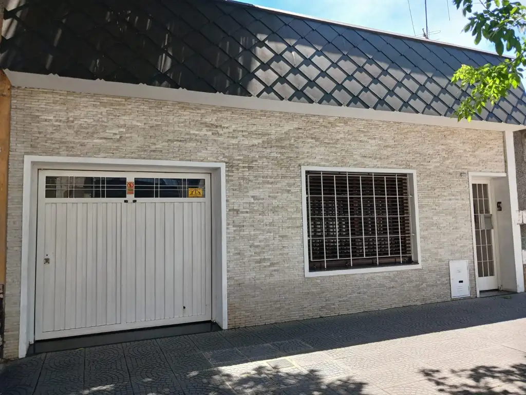 CASA EN VENTA   CON PATIO, JARDÍN, GARAGE, QUINCHO Y TERRAZA   APTA PARA DOS FAMILIAS