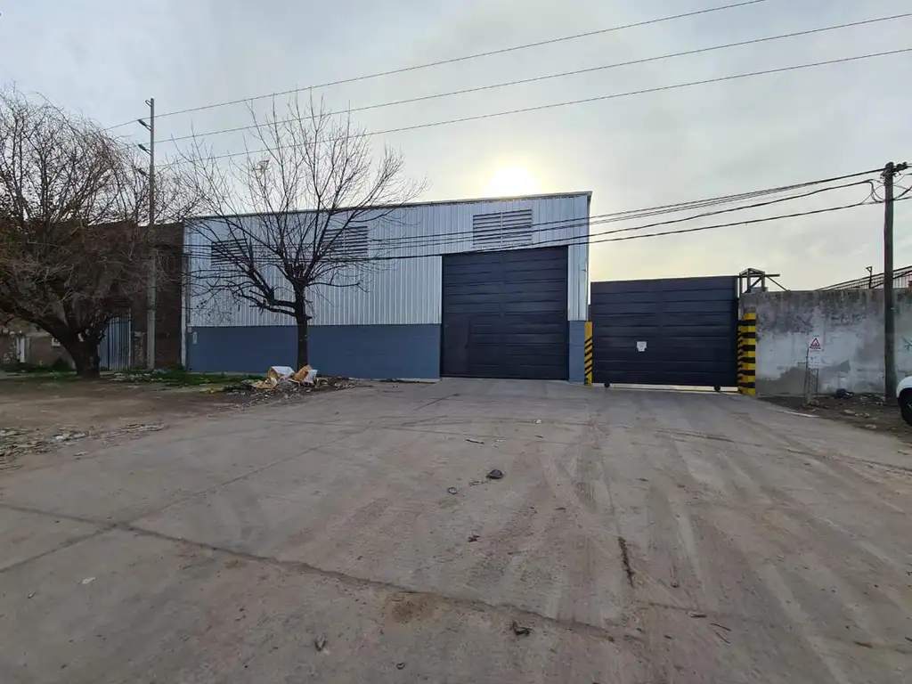 Depósito / Galpón Industrial 2500 m² Cubiertos en 3 Naves - 4320 m² Tierra - 9 De Abril