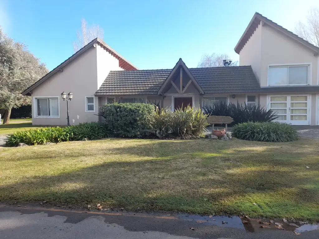 HERMOSA CASA CON PISCINA EN EL RECONOCIDO BARRIO EL LAUQUEN