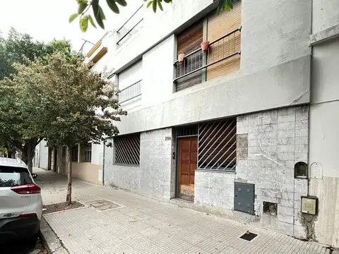 Venta Casa de 6 amb en 2 plantas, patio y terraza