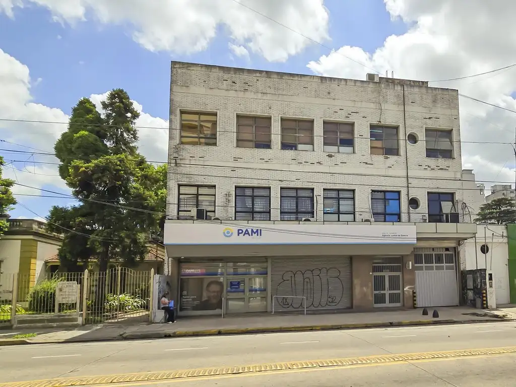 Edificio Comercial con salón ppal en PB y entrada para autos