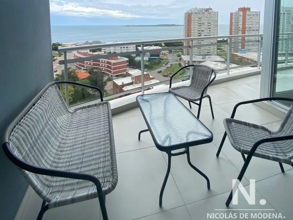 Apartamento en alquiler de 2 dormitorios, y terraza con vista parcial al mar