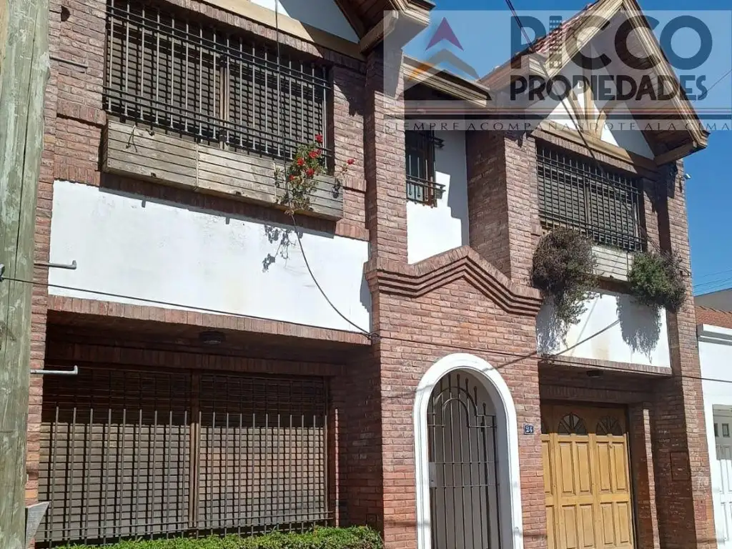 CASA CON DETALLES DE Y PILETA  CATEGORIA OPORTUNIDAD