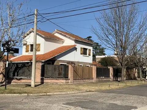 VENTA  CASA CHALET 2  DORMITORIOS 2 BAÑOS COCHERA PILETA  FISHERTON