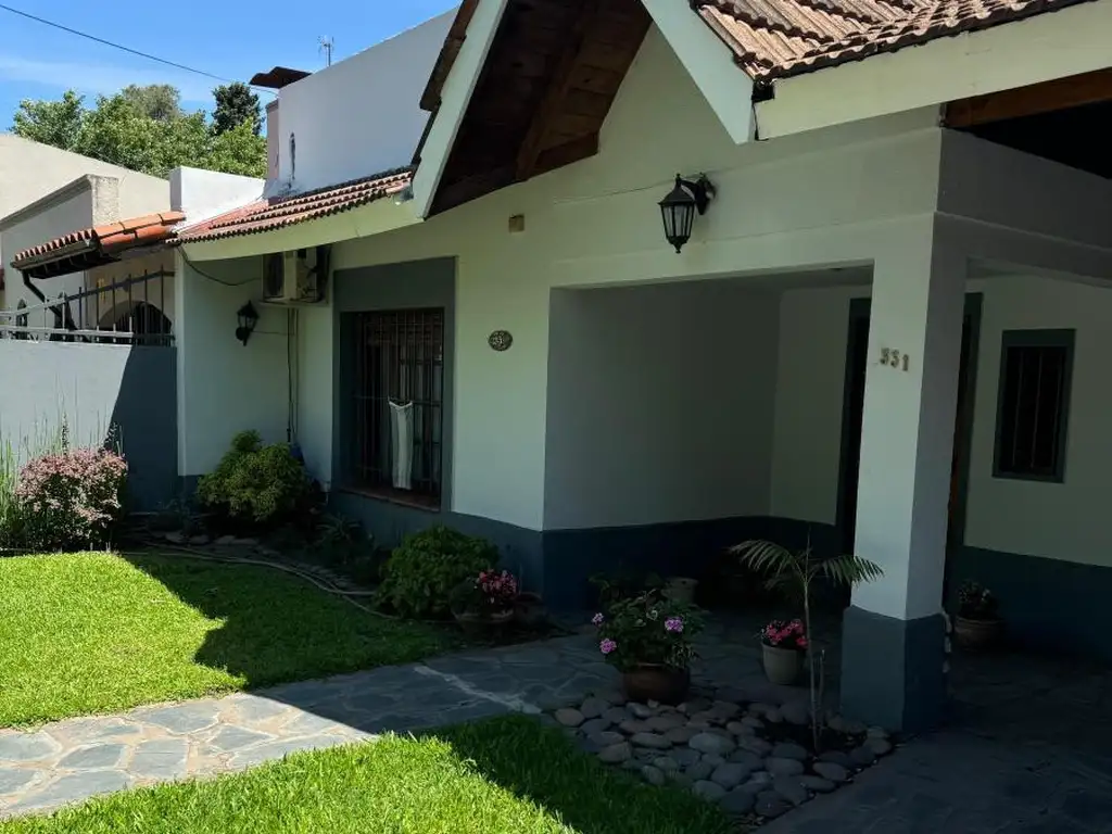 Casa en venta - 3 Dormitorios 2 Baños - 600Mts2 - Burzaco