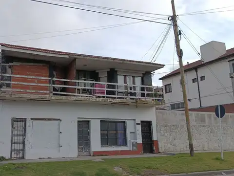 Venta casa en bloque., con parque.Villa Primera