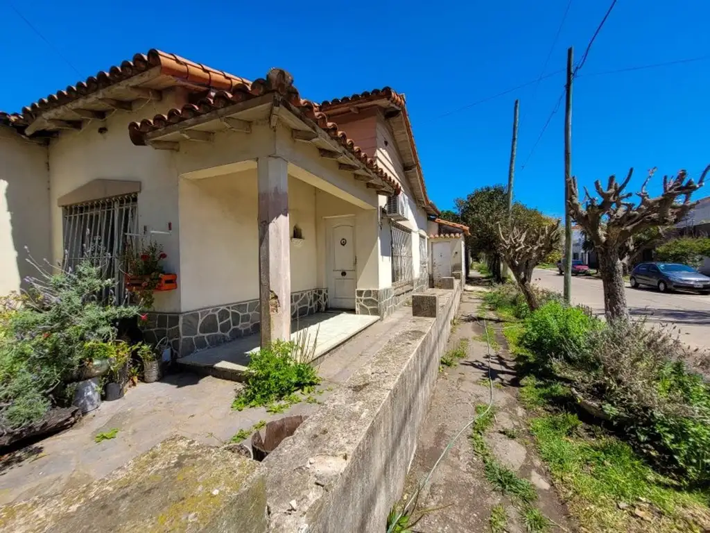 VENTA CASA DE TRES AMBIENTES EN BERNAL