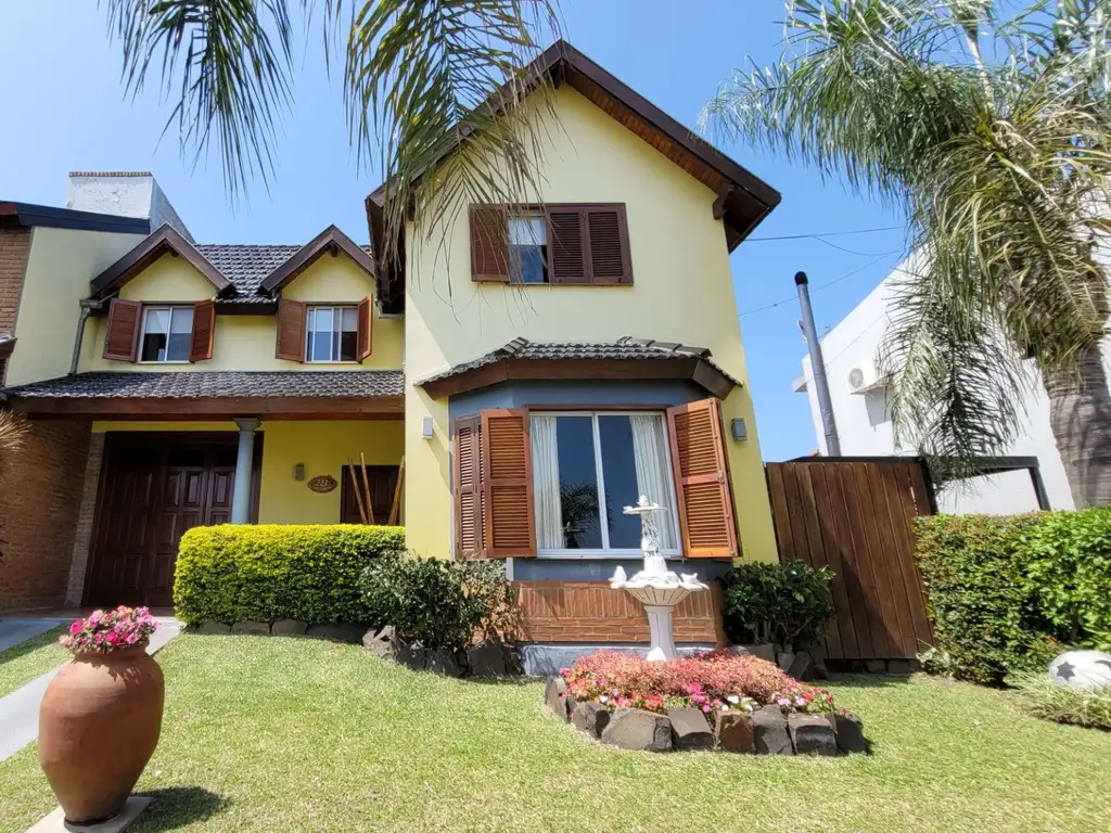 CASA ESTILO INGLES FRENTE A PLAYA