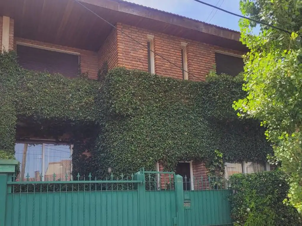 Venta de casa tipo PH 5 ambientes. Castelar Norte.