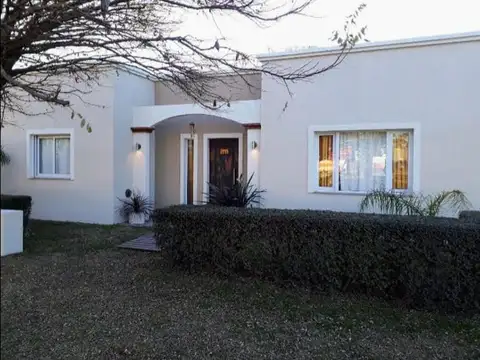Casa en venta - 2 Dormitorios 2 Baños - Cocheras - 750Mts2 - Laguna Alsina