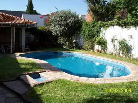 Olivos. Ugarte 2300Casa p reciclar 2 plantas Jardin Piscina Lote 8,66x46