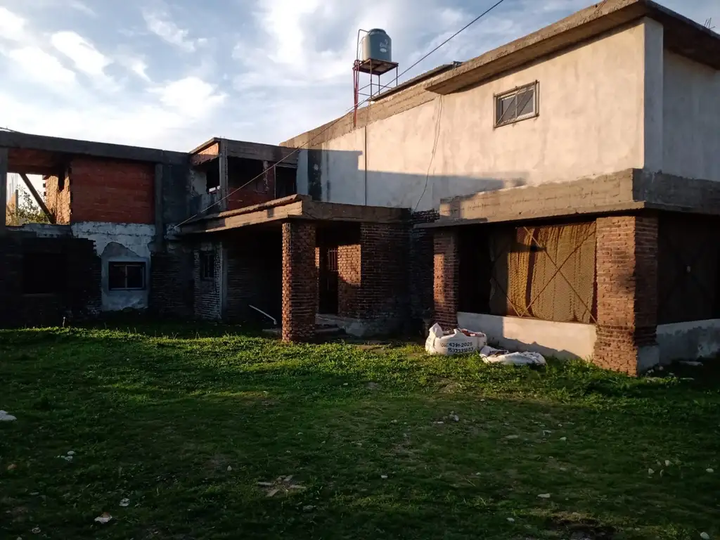 CASA DE DOS PLANTAS A RECICLAR EN SOURIGUES U$S 190.000.-