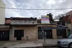 Casa con local sobre lote de 17.32mts por 67.70mts