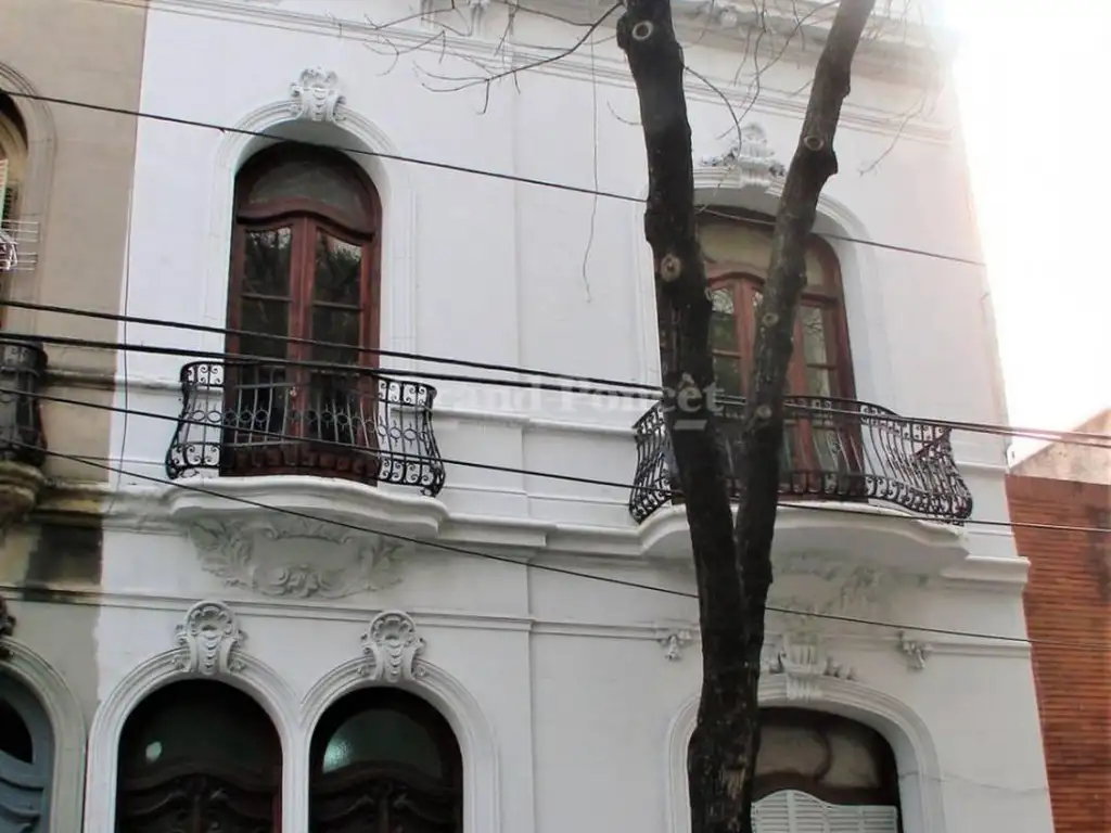 Edificio de 2 Plantas con Terraza