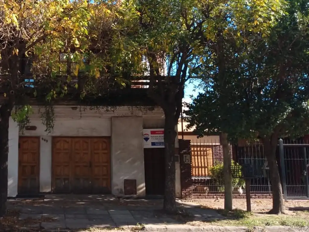 Casa de dos plantas sobre avenida