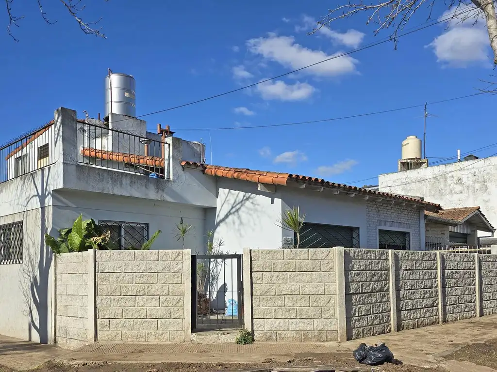 VENTA CASA DE 4 AMBIENTES EN VILLA ADELINA