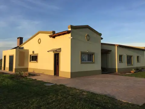 Chacra en venta - 2 Dormitorios 2 Baños - Cocheras - 67.500Mts2 - Pergamino