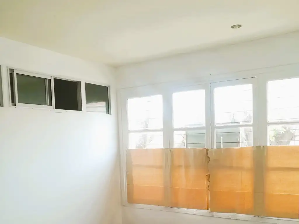 Excelente Casa de 3 dormitorios, 4 ambientes con terraza privada - No paga expensas - Pleno Barrio Parque Bernal