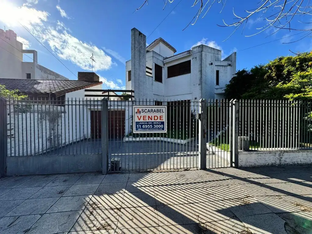 CASA DE CATEGORIA EN VENTA EN MERLO 5 AMBIENTES PILETA