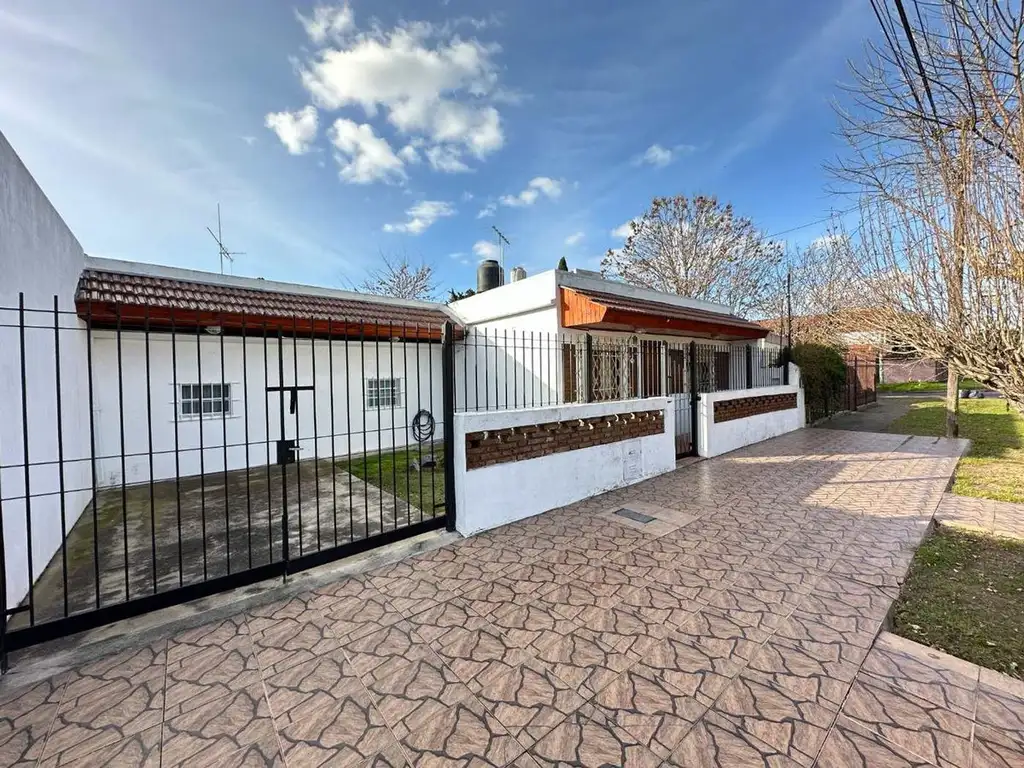 VENTA CASA 2 AMBIENTES CON COCHERA - CASTELAR