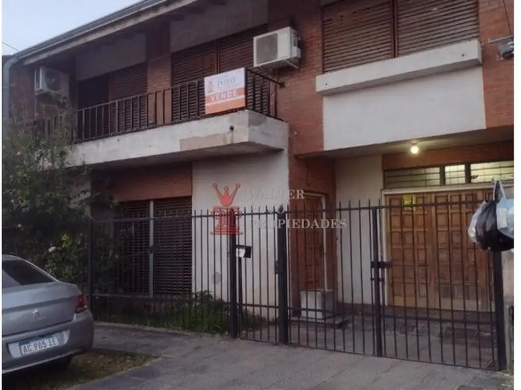 Venta chalet Quilmes, cuatro dorm., garaje, parrilla, jardin, dos baños.