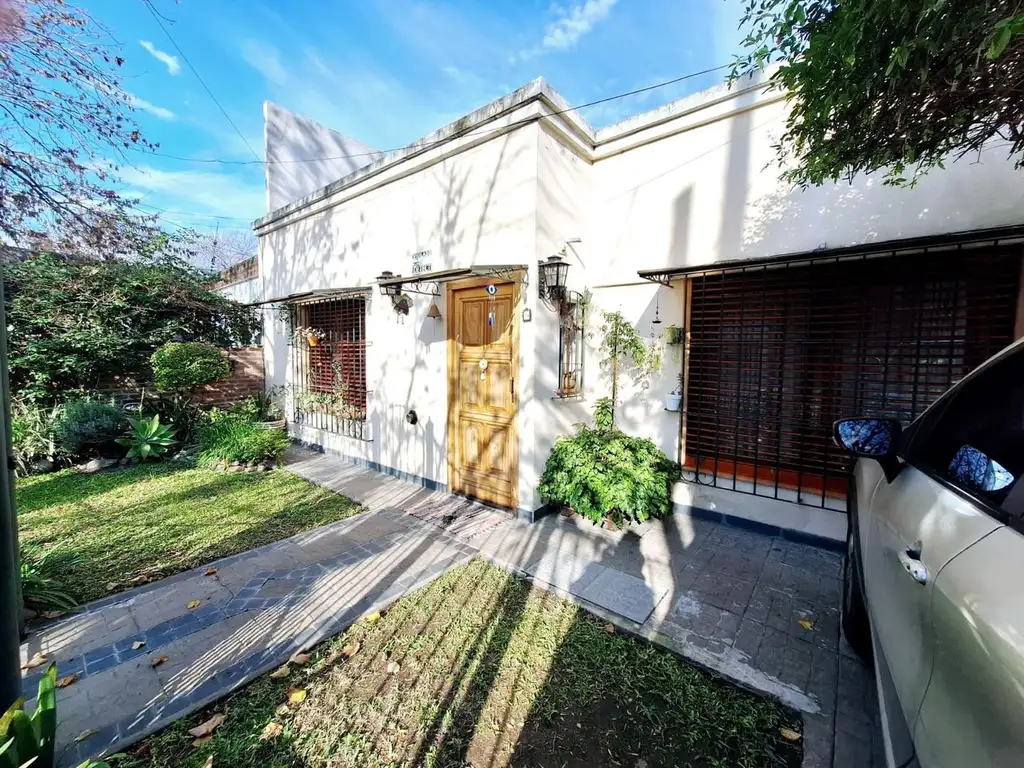 CASA EN VENTA, CON COCHERA, PARQUE, PARRILLA 2 DORMITORIOS