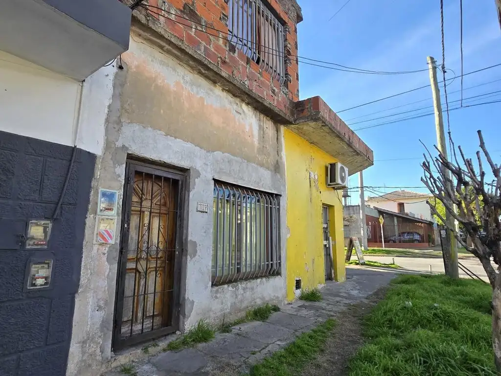 CASA 3 AMBIENTES  CON LOCAL EN ISIDRO CASANOVA VENTA