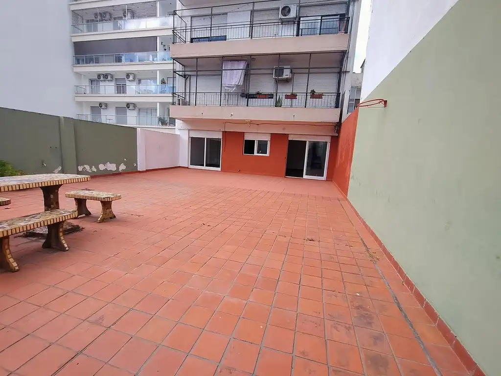 Departamento en venta. Tres ambientes, gran terraza. Apto crédito.