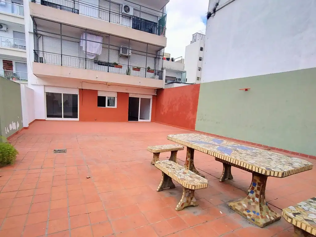 Departamento en venta. Tres ambientes, gran terraza. Apto crédito.