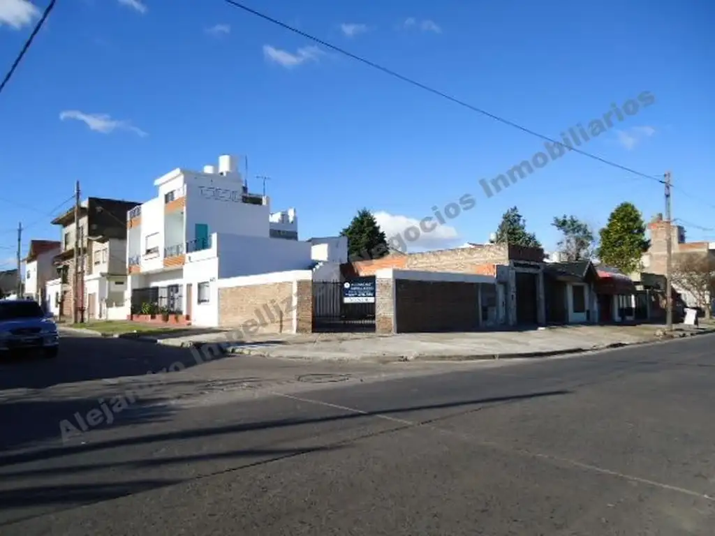 PH - Lote en esquina con construcción, para ampliar