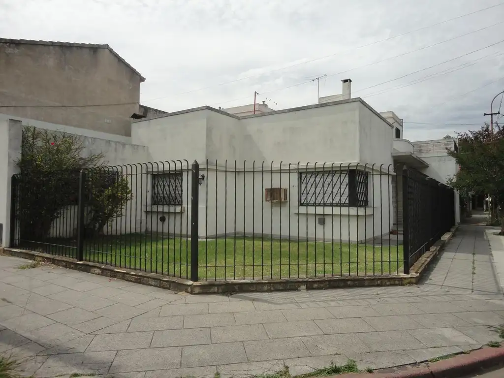 CASA AMERICANA EN VENTA EN HAEDO A 3 CUADRAS ESTACION