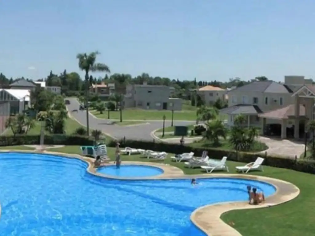 Áreas comunes piscina, club-house en Funes Hills Miraflores