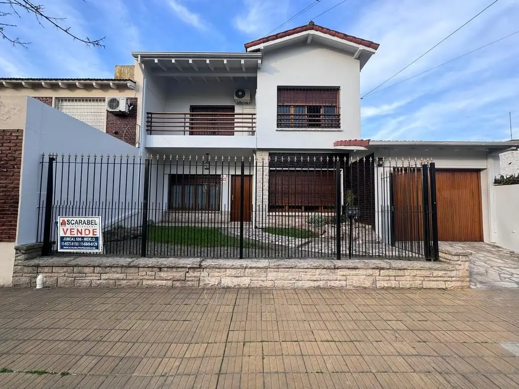 VENTA AMPLIA CASA PARQUE Y PILETA