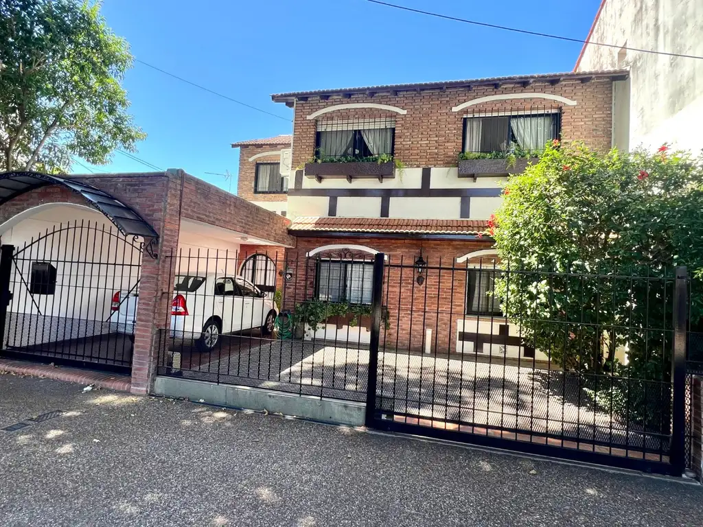 Martínez: Único Chalet a 3 Cuadras de Av Santa Fe. con Jardín, Piscina, Galería y Playroom.Impecable